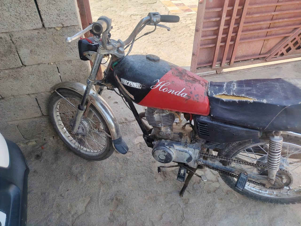 سلام عليكم دراجة للبيع نضيفه كهربائية شغاله سعر 350بيه مجال لشراي ***********
