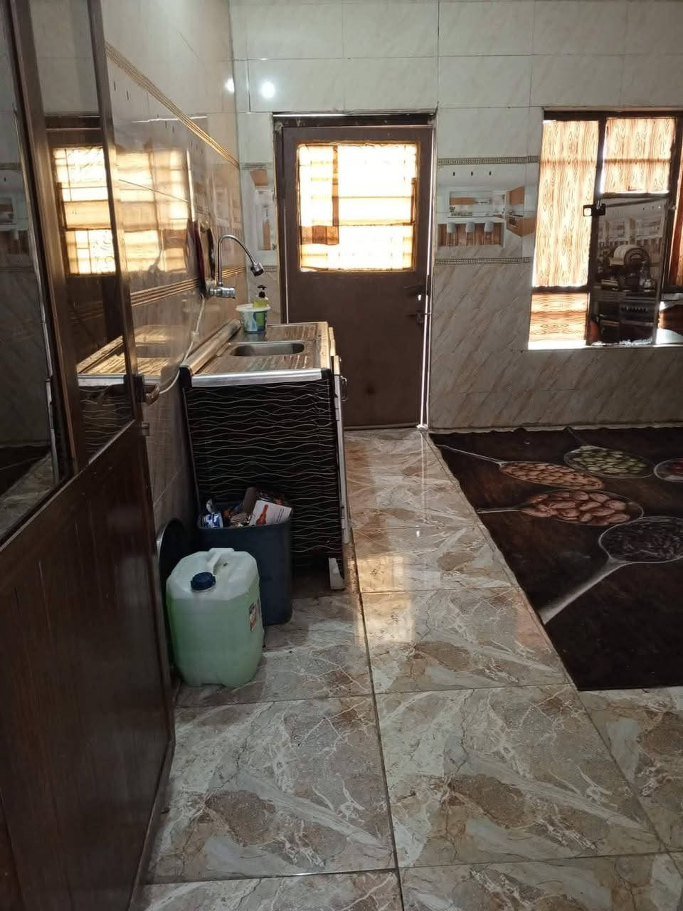 بيت البيع مساحة 300 طابو زراعي 25  العنوان البيت نهايت شارع 30 علا نهار ثعبان والشارع قيد النشاء انوهه الشارع قيد النشاء يتكون البيت من غرفه نوم وصاله وستقبال ومطبخ وحماد داخلي وخارجي وترك خلف وممر دار البيت وغرفه مفتوحه عل صاله بناء بلوك سكف عكاده سيراميك البيت ارضيه وجدران البيت حالين فارغ السعر 28 وبي مجال بسيط مستعجل عل بيعه الرقم *********** وتساب بي
