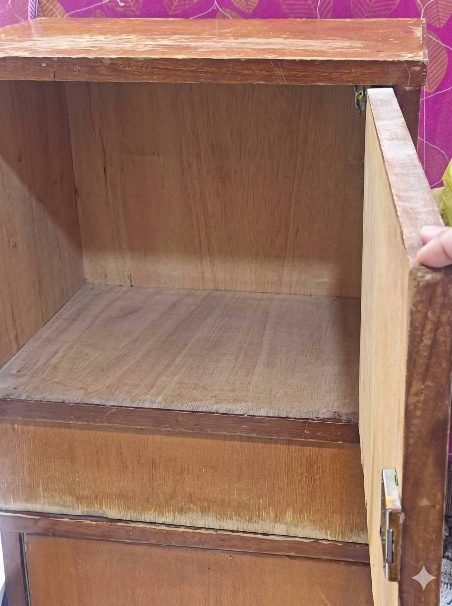 يوجد لدينا أثاث مستعمل نظيف جداََ سرير مع منادر اخشاب غرفة ميز مراية وميز جانبي عدد ٢ وميز أحذية جزامة نظيف التواصل على الرقم ***********

