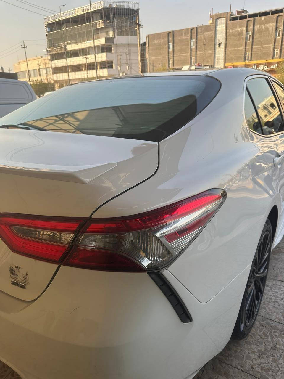 تويوتا كامري SE — موديل 2018
سيارة فئة SE الرياضي 
 بمحرك سعة 2500cc —
 سيارة واردة امريكي
 اوتماتيك
 والحدادة جاهزه 
تخم تاير جديد تايلندي 

الفئة: SE (رياضي)

المحرك: 2.5L (2500 cc)

ناقل الحركة: أوتوماتيك 8 سرعات
نوع الوارد: وارد أمريكي
المسافة المقطوعة: حوالي 160 كم 
المواصفات والملحقات المريحة والآمنة:

رادار أمامي لمساعدة السلامة والتحذير.

كاميرا خلفية لتسهيل الركن والمناورات.

مثبت سرعة (Cruise Control) لراحة القيادة على الطرق الطويلة.

كرسي كهربائي (قابل للتعديل كهربائياً) لراحة السائق.

شفتات على المقود (paddle shifters) لإحساس قيادة رياضي وتحكم يدوي.

منظومة عدسات أمامية كاملة لتحسين الرؤية ليلآ
صبغ جاملغ + جزء من باب السائق + بند

رقم السيارة بصرة حرة وباسمي
السعر المطلوب 160 (ورقة) — السعر قابل للتفاوض البسيط عند المعاينة والاتفاق الجاد.
للاستفسار :***********
