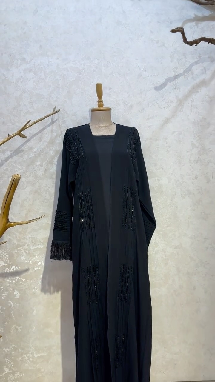 ⁨	اناقة عبايات السود 🫠🖤
#ملابس_محجبات #ملابس #عبايات #قفطان #خليجيات⁩
