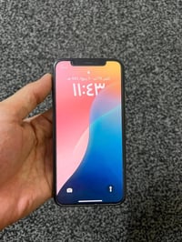 ايفون XS للبيع الجهاز نظيف ما مفتوح كلشي شغال بس الفيس ايدي واكف والبط...