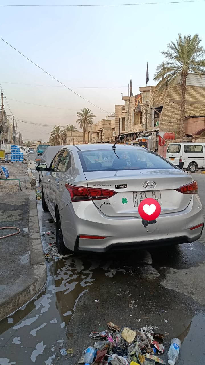 السلام عليكم 
اكسنت موديل2020 
رقم بغداد انكليزي بأسمي تحويل ثاني يوم✅
وارد امريكي (حادث حالوب) فقط مثل ما واضح 
كير ومكينة 1600دوش وصدر شرط✅ تخم تاير باتري جديد✅ سيارة جاهز ونضيفة 
السعر 92 وبيها مجال قليل 
للاستفسار اكثر اتصل *********** مكاني بغداد حي اور
