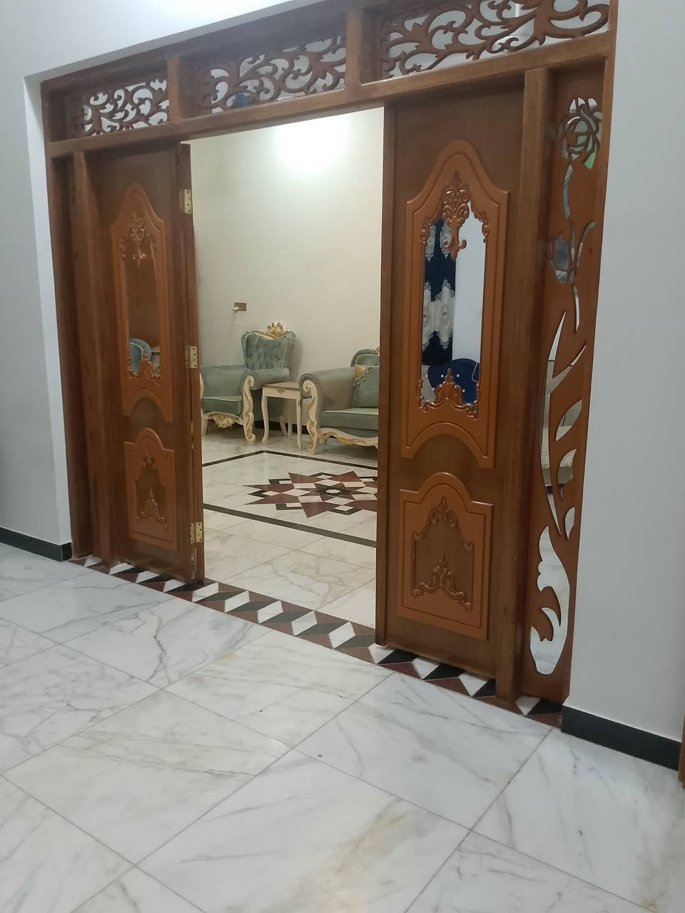 @بيت للبيع الناصريه حي شهداء قرب 
جامع السيدة رقية مساحة 200بناء جديد 
يشمل كافة الخدمات من ،ماء,مجاري،كهرباء ،
تبليط واجه 10يربط على ثلاث شوارع  يشمل طابقين الطابق الاول يكون من غرفه وصاله ومطبخ وحمام وصحيات وصاله ثانيه مطله على ديوانيه ومناور عدد2مطبخ حار وبارد
الطابق الثاني يكون من 3غرفه حمام وصحيات
وصاله بيع مستعجل 
تصال رقم على

***********☎️📞
***********📞☎️
