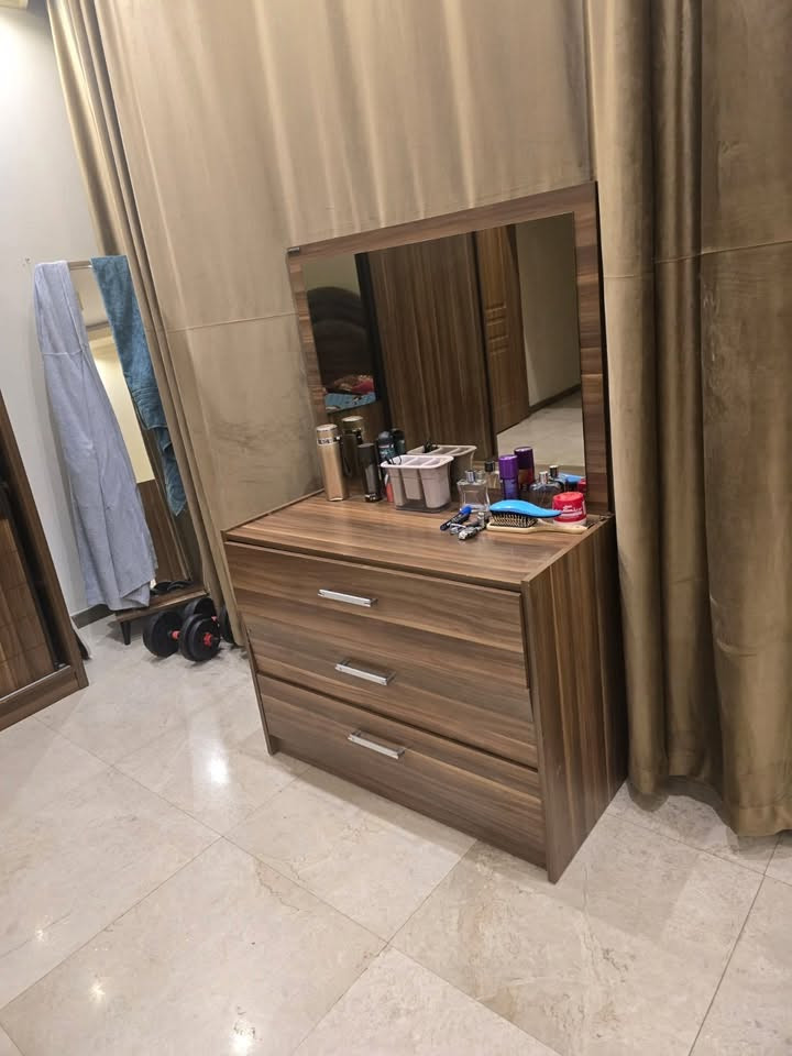 غرفه للبيع ب٢٠٠ جربايه وكومديات عدد٢  وميز ظرر فقط مجر بالكومديات يحتاج سكه وفايبره للجربايه التواصل على الرقم ***********

