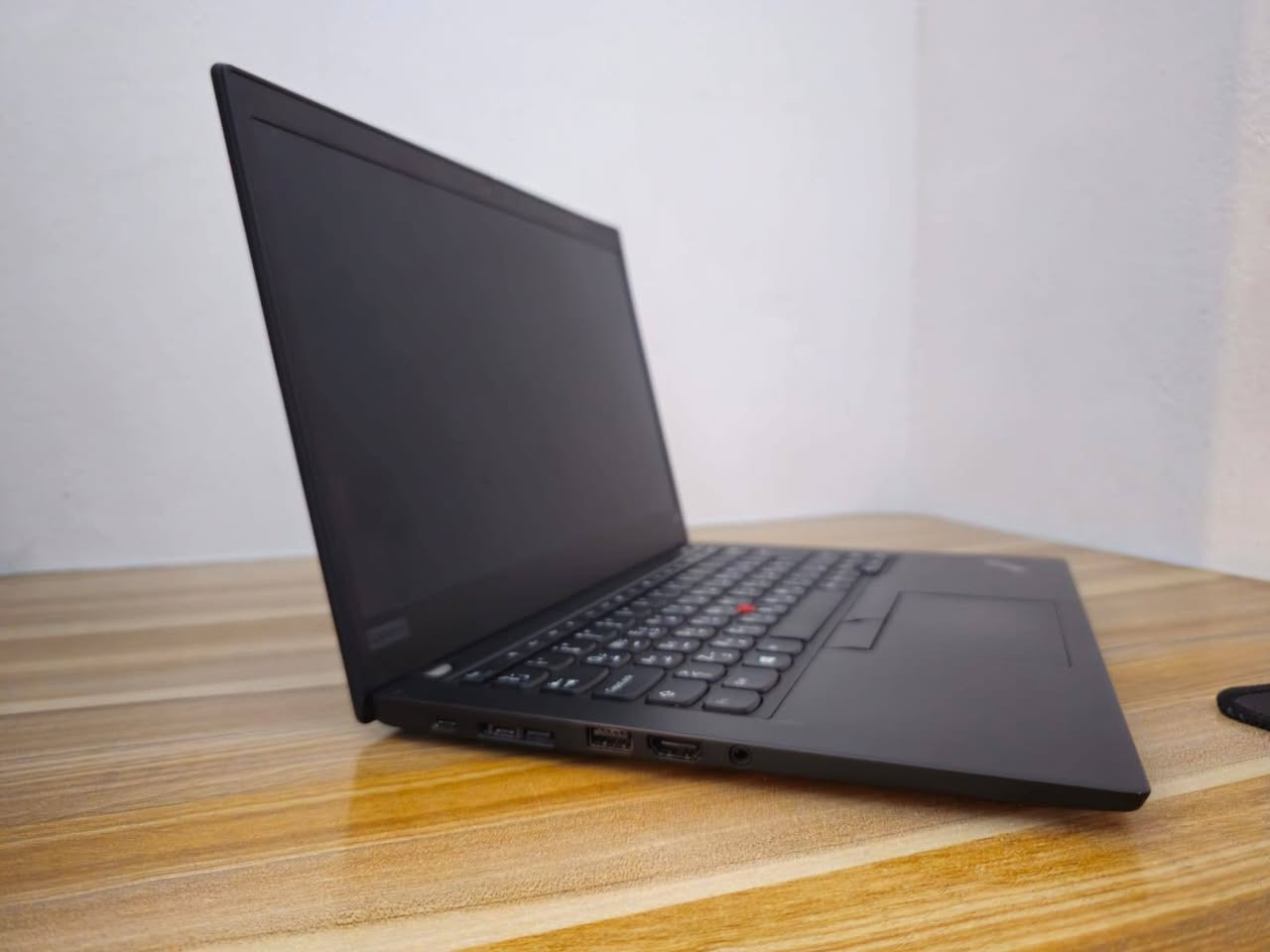 Lenovo thinkpad x395 

المعالج: AMD Ryzen 5 Pro (بسرعة أساسية 2.1 جيجاهرتز وتصاعد حتى 3.7 جيجاهرتز) 

يعادل الجيل 10\11 من انتل 

معالج الرسوميات: AMD Radeon Vega 8

الذاكرة العشوائية (RAM): DDR4 8GB 

 التخزين: 256GB SSD 

الشاشة: 13.3 إنش بدقة FHD (1920 × 1080) من نوع IPS

نظافة 100٪

السعر 330 الف 
توصيل متوفر 
واتساب ***********
