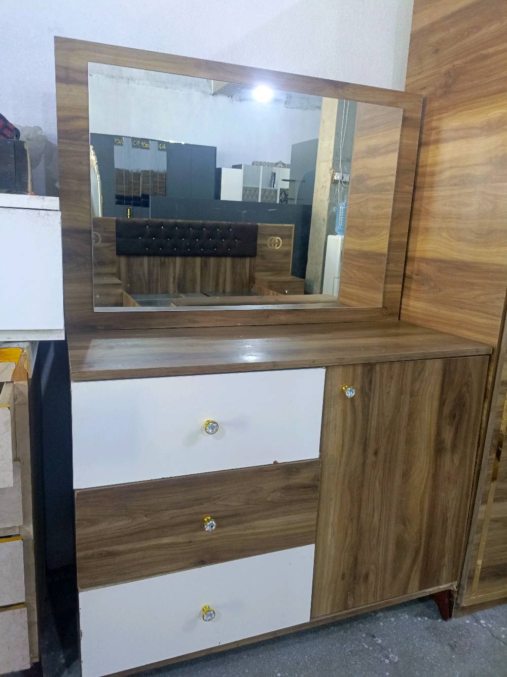 غرفة نوم 9قطع سعرها فقط 475 عنوان كركوك الشراي يخابر 
***********