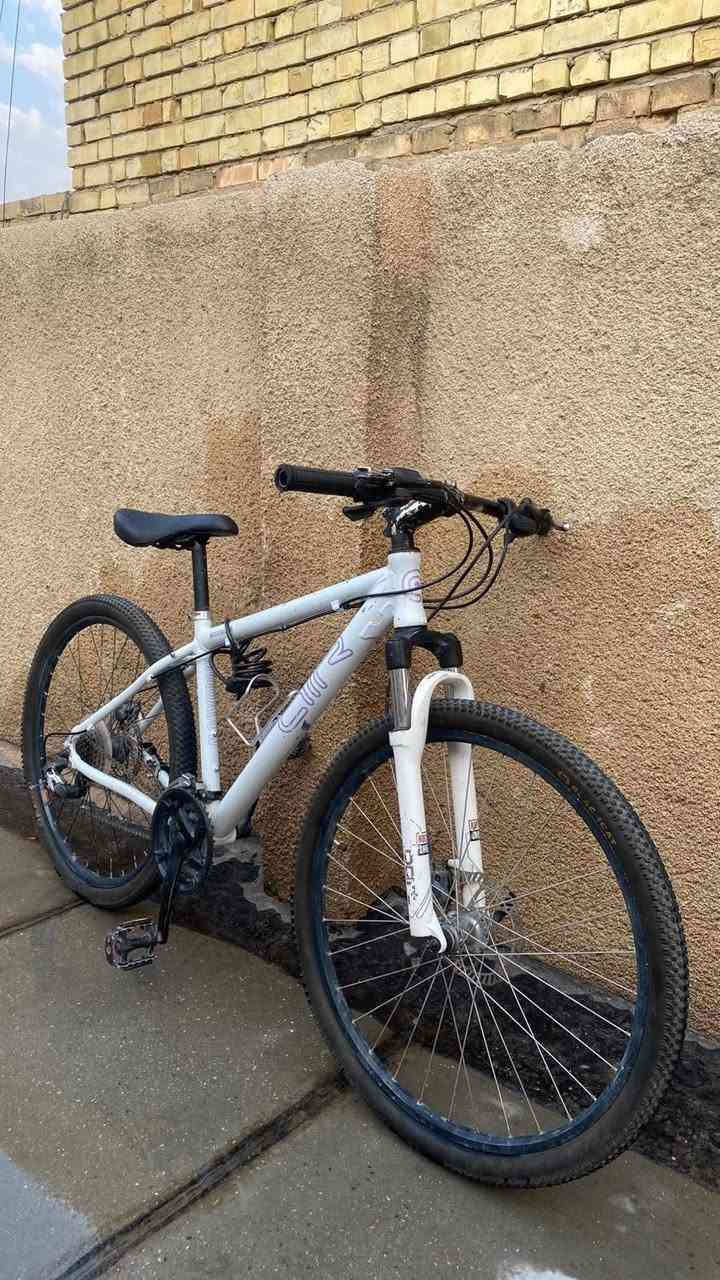 🚲 بايسكل GIR ألمنيوم للبيع 🚲
🔹 النوع: GIR
🔹 الشاصي: ألمنيوم خفيف
🔹 البريكات: هيدروليك 🛑
🔹 السرعات:   3 أمامي × 9 خلفي ⚙️
🔹 الإطارات: Maxxis Ikon MTB
🔹 الفورك: RockShox
🔹 البايسكل نظيف وجاهز للاستخدام ✅
💰 السعر: 150 ألف دينار
بغداد البلديات 
***********
