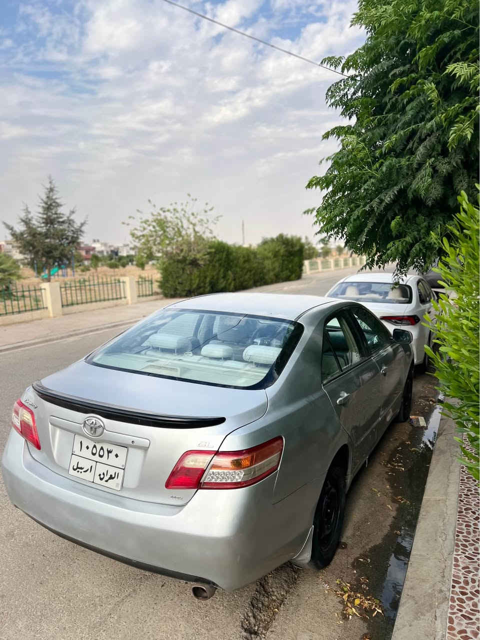 سلام علیکم
تیۆتا کامری ٢٠٠٧
٥ پاڕچە بۆیاخ 
پێش و پشتی بێ لێدران پشتی تەنها قنجێکی هەیە 
ناو دەرگایەکیشی دۆسەکەی بۆیاخە 
پێشی لۆکە قنجیشی نیە سیارەکە زۆر خاوێنە 
گێڕ مەکینە تەبرید بەشەرت جاهیزە سیارەکە 
***********
بۆ فڕۆشتن و گۆڕینەوە بە دڵم بێ أربيل, العراق
