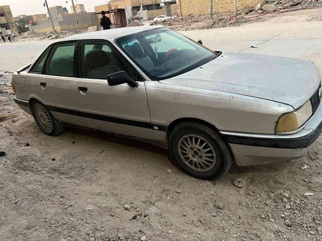 سلام عليكم اودي موديل 1991مثل ماموضح بلصوره لسياره حلوه يرادله ترتيب غرفته حلوه لسياره بسمي مشروع وطني سنويه جديده لسعر 27 
***********
