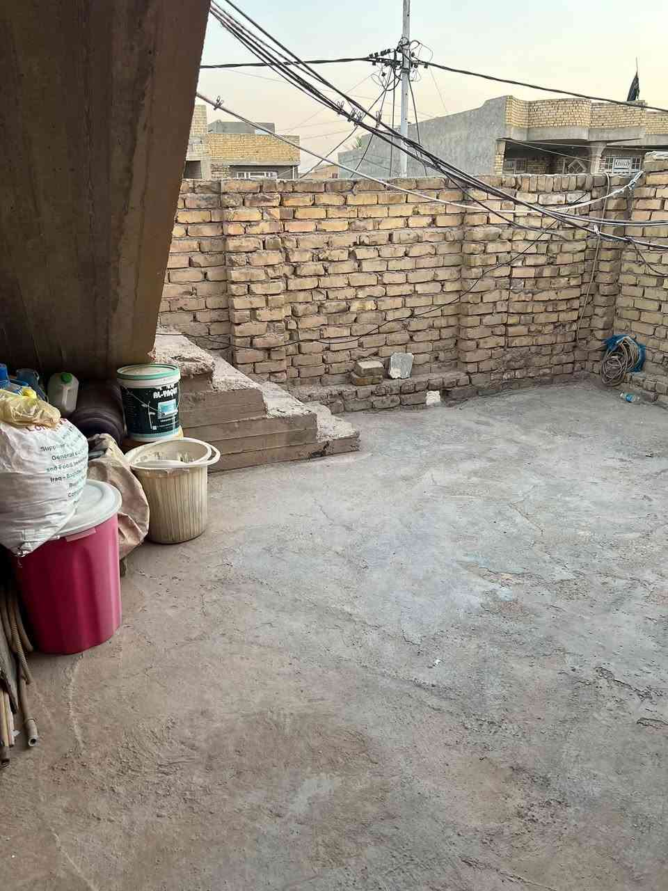 السلام عليكم مشتمل للبيع حي الحوراء شارع ابو الفضل ثاني فرع قريب كلش على الشارع السايدين 
متكون من غرفه نوم عدد ٢ 
صاله
استقبال 
مطبخ 
السعر ٨٥ مع المجال 
للاتصال ***********
