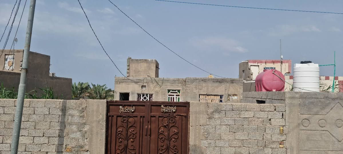 🧿 للبيع بيتين زراعي 🧿
على طريق الشركات – على الشارع الرئيسي مباشرة الواجهه تصلح محلات

 البيت الأول:

▪️ المساحة: 600 متر

▪️ يتكون من:

4 غرف نوم

صالتين

استقبال

مطبخ

حمام داخلي

صحيات خارجية

حديقة واسعة

كراج يتسع لـ 4 سيارات

🧿 البيت الثاني:

▪️ المساحة: 300 متر

▪️ يتكون من:

غرفتين

صالة

استقبال

مطبخ

منور

حمام داخلي

صحيات خارجية حديقه داخل البيت 

كراج يتسع لـ 3 سيارات

✨ المميزات:

✔️ موقع حيوي على الشارع العام

✔️ متوفر جميع الخدمات

✔️ مناسب للسكن أو الاستثمار

📞 للاستفسار  أكثر ألاتصال على الارقام التالية 

***********

*********** يتوفر وتساب

نص مكتوب في الصور:
- أعجبني تعليق مشاركة