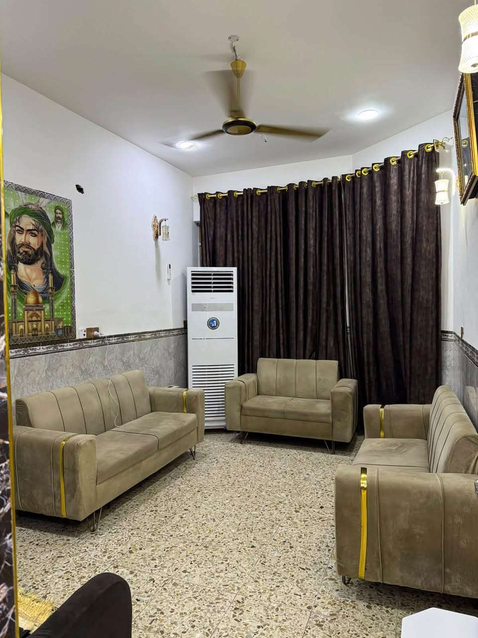 سلام عليكم
بيت للبيع  طابقين المساحه 100 
زراعي سند 25 
متكون من 3 غرف وصاله وستقبال 
مع الخدمات 
المكان رأسة العبيدي شارع 20 كاع ابو علي دراجي 
للستفسار 
*********** متواجد واتساب فقط
