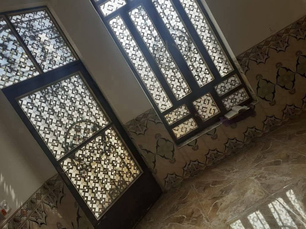 للبيع مشتمل طابقين طابوق البناء حديث
 المساحة 100متربطحي الوجه 7 وربع والنزال 14 
الطابق الأول يحتوي على غرفه صاله استقبال 
مطبخ حمام الارضيه بورسلاين حزام سيراميك 
الشارع10متر الطابق الثاني يحتوي على غرفتين 
سويت حمام و صاله 
السعر مناسب 75 مليون قابل للتفاوض يرهم
 مراوس بقطعه في 54 الف حي الجامعة
 علما بؤجرويستثمرب 350 الف دينار
للاستفسار اكثر 
*********** واتساب
***********
