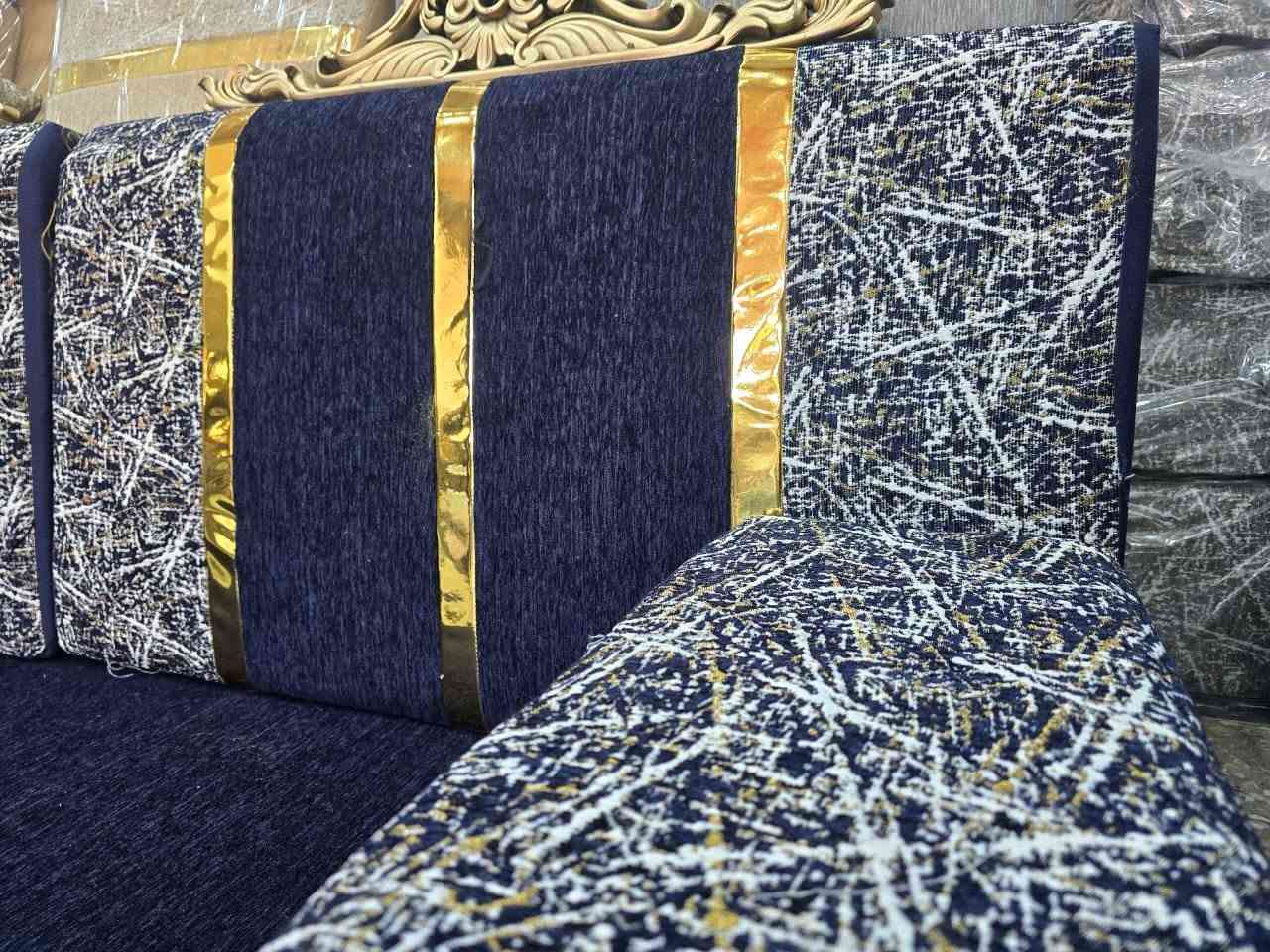 ٦ قطع جلسه ارضيه الطول الوحده مترتين العرض ٧٠ ارتفاع ٧سم ١٢ تكايه و١٢ظهر و١٢ تاج الجلسه فوم مغلف بنايلون ضد العفن والرطوبه ظهر ومقعد وتكايات فوم الظهر بي طبقه مال الياف الاتصال على الرقم *********** السعر ٤٠٠ وبيه مجال
