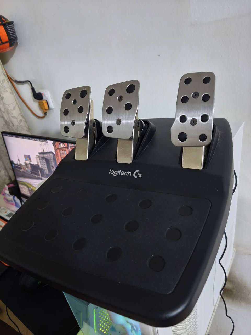 مساء الخير 💚 💙
دركسون Logitech G920
نظافة  100٪ كامل ملحقات مع الكارتونه سعره قفل 250 نهائي متوفر توصيل مكاني بغداد الحرية ***********
