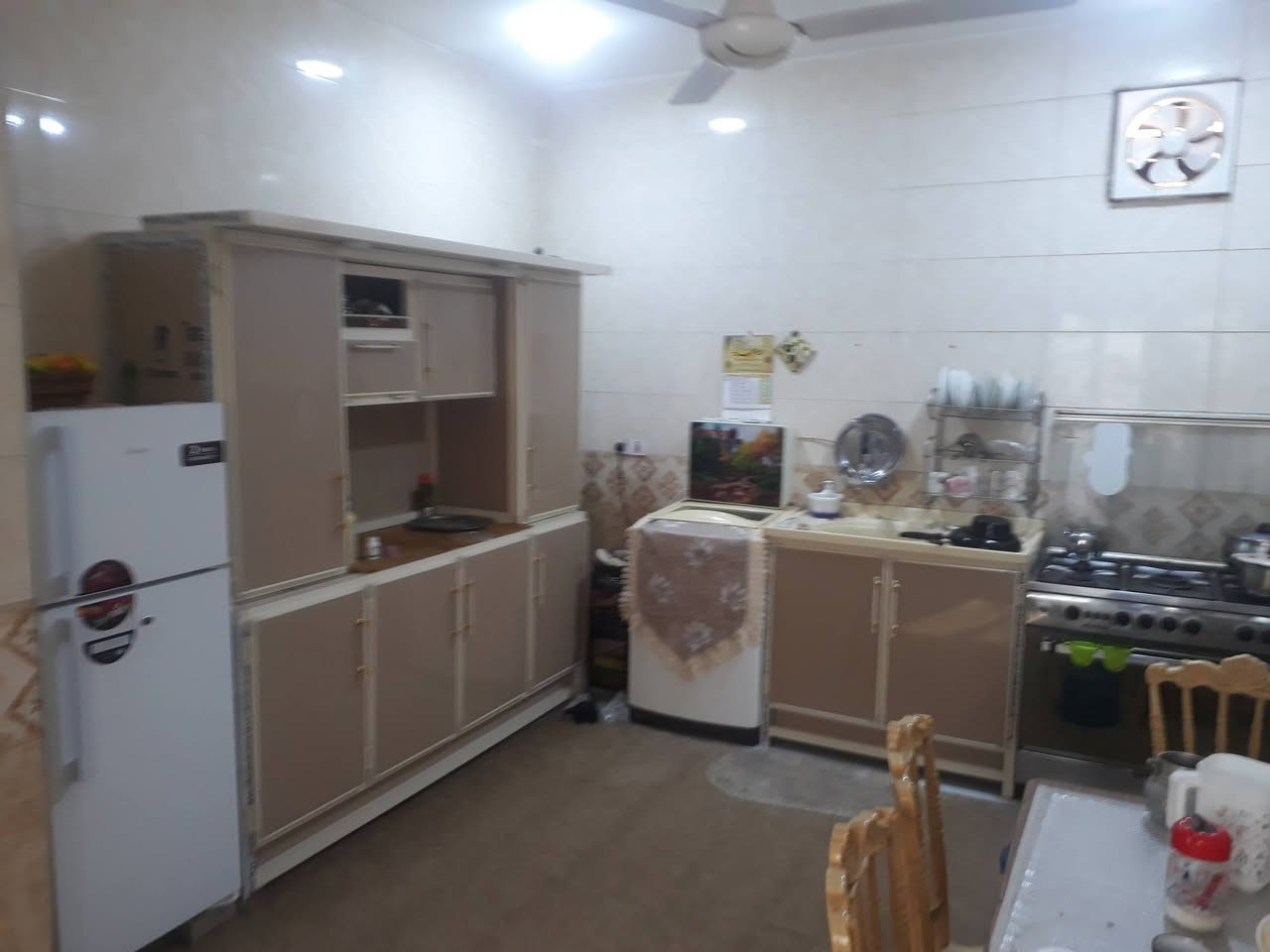 السلام عليكم
بيت للبيع 
مجمع الزهراء السكني مساحة كبيرة ٣٥٥ ركن طابق واحد يحتوي غرفتين نوم واستقبال ومطبخ ومجاميع صحية موقع مميز مقابيل حديقة مطلوب مبادرة تقريبا ٩٠ بدون فوائد خدمات كاملة تبليط مجاري كهرباء وطنية ومولد ذهبي مدرسة ابتدائية ومستوصف
حديقة البيت ١٥٥ ممكن بالمستقبل تكون بيت 
القصد الشهري ٤٦٠ 
تواصل ماسنجر 
أو ***********
