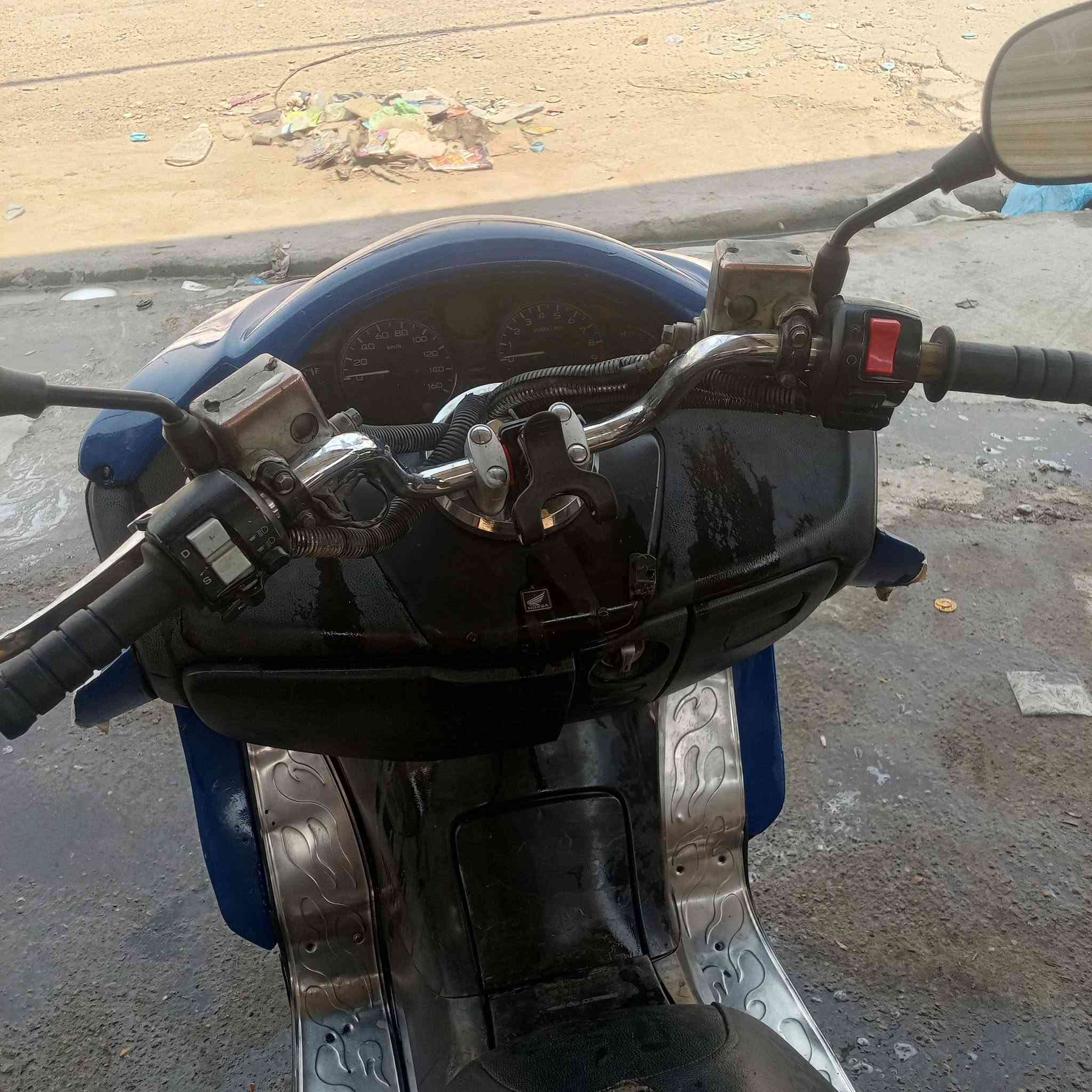 السلام عليكم فورزه 0 8لبيع أو مراوس سعر 550وبيها مجال بيها نواقص بصيطه مكان دوره متواجد واتساب***********
