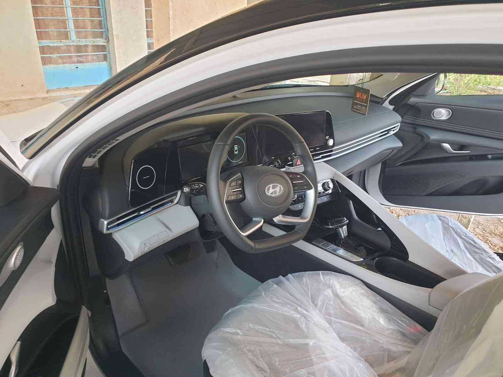 النترا 26 خليجي محرك 2000
 المسافه المقطوعه 5700كم
 فتحه  سقف تو كلر بصمه ويل كب بصمه ابواب تشغيل عن بعد تبريد قطعتين كشنات جلد السياره مكفوله زيرو فول مواصفات السعر 198بيهة مجال
 قليل ***********
