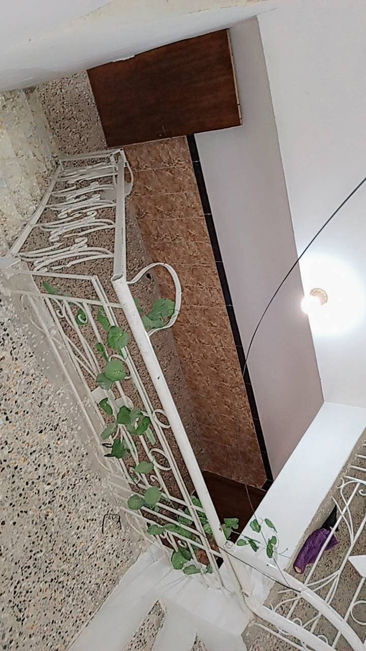 السلام عليكم دار للبيع الموقع نزلت سعد بيجو سنتر عل تبليط طابو زراعي بسمي المساحه 150متر بل سند واقع حال 300بي فظله مستغله طارمه وحديقه  السعر 90للاستفسار ***********
