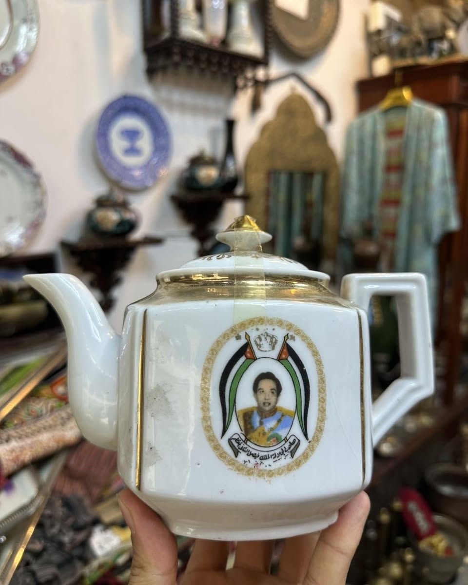 قوري الملك فيصل الثاني ضرره كلش بسيط بل بلبوله  موضحه بالصوره
⁨ #الباشا_للسجاد_والانتيك #مزاد 
 #انتيكات_الباشا #الباشا #تحف #سوق_الأربعاء
