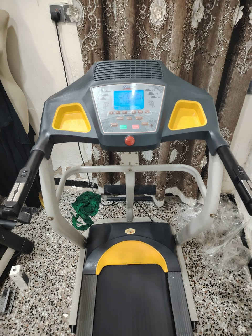 جهاز جري جلوس وزن 150 كيلو سعره 300,000 تستعمل قليل اتصل على هذا الرقم ***********
