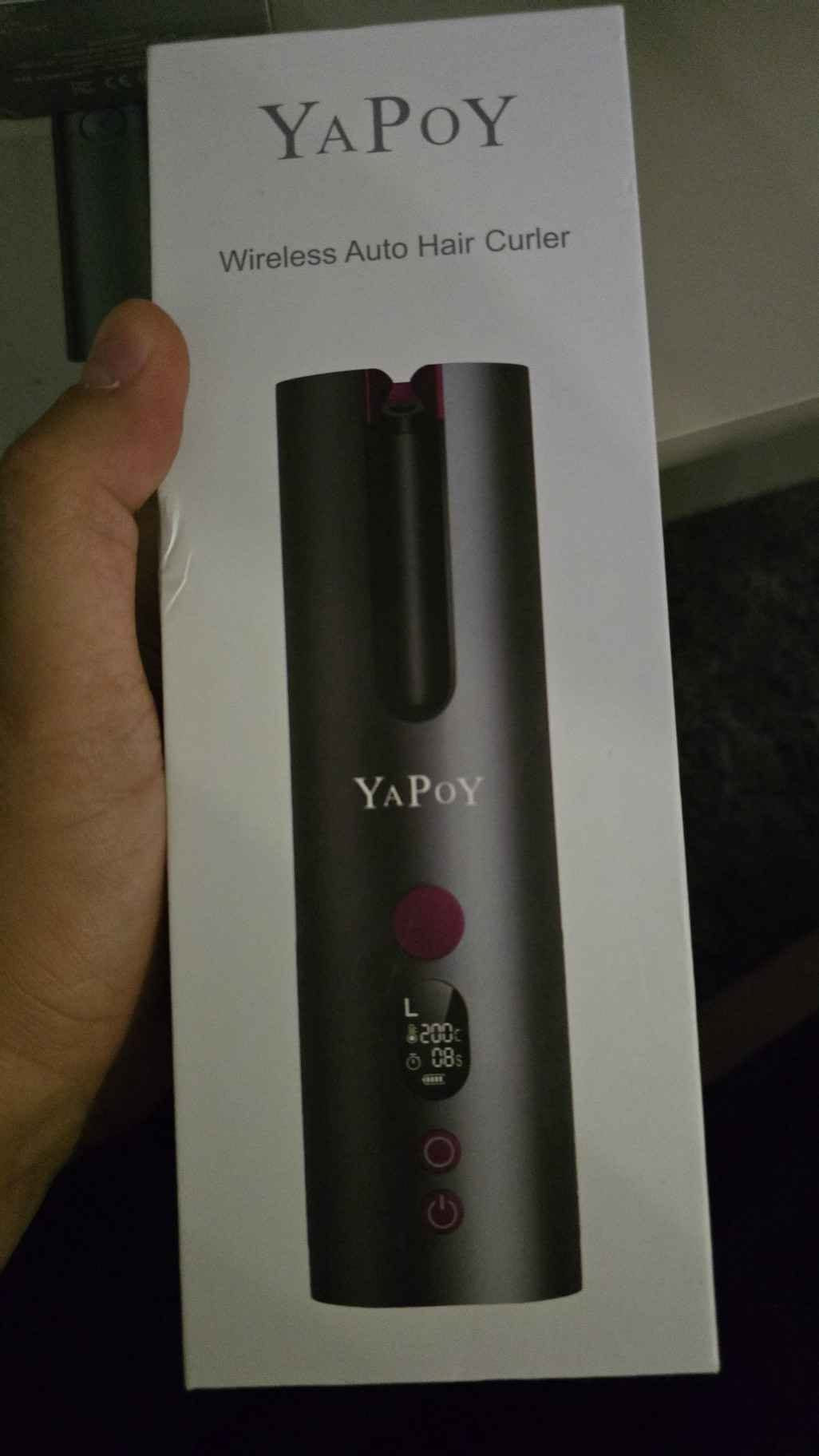 YAPOY Cordless Automatic Hair Curler Rechargeable Auto Curlers with 5 Temps & Timers, Heat Insulation Chamber, LCD Screen, Auto Shut-Off, Suitable for Short & Long Hair Styling - Grey&Magenta

)
ئامێری YAPOY Wireless Auto Hair Curler (Model YB100) یەکێکە لە باشترین و ئاسانترین ئامێرەکانی لۆلەکردنی قژ بە شێوازێکی ئۆتۆماتیکی و بێ وایەر.
## 🌟 لۆگۆ و شێوازی دیزاین

* لۆگۆ: ناوی براندەکە YAPOY بە ڕەنگی زیوی لەسەر جەستەی ئامێرەکە نەخشێنراوە.
* ڕەنگ: ڕەنگی خۆڵەمێشی تۆخ (Grey) لەگەڵ پەمەیی تۆخ (Magenta).

## 📺 هێماکانی سەر شاشەی LCD

* L / R (ئاراستە): هێمای L بۆ لۆلەکردن بەرەو چەپ، هێمای R بۆ لۆلەکردن بەرەو ڕاست.
* پلەی گەرمی: نیشاندانی گەرمی ئامێرەکە (لە نێوان 160°C بۆ 200°C).
* چرکە (s): کاتی مانەوەی قژەکە لە ناو ئامێرەکە (6s بۆ 14s).
* 🔋 پاتری: نیشاندانی ڕێژەی شەحنی پاترییە 5200mAh کە پێویستی بە وایەری کارەبا نییە لە کاتی ئیشکردندا.

## ⚙️ تەرتیبات و ڕێکخستنی گەرمی و کات

* قژی زیانپێکەوتوو: 160°C | 6 بۆ 8 چرکە (شەپۆلی زۆر نەرم)
* قژی تەنک و نەرم: 180°C | 8 بۆ 10 چرکە (لۆلەی سروشتی)
* قژی ئاسایی: 180°C | 10 بۆ 12 چرکە (لۆلەی ڕێک و دیار)
* قژی ئەستوور و خەست: 200°C | 14 چرکە (لۆلەی توند و کێرلی تەواو)

## 📝 هەنگاوەکانی بەکارهێنان

   1. داگیرساندن: دوگمەی سەرەکی (Power) بۆ ماوەی 3 چرکە داگرە.
   2. ڕێکخستن: دووبارە دەست بنێ بە دوگمەی سەرەکیدا، پاشان بەو دوگمە بچووکەی تر پلەی گەرمی، کات، و ئاراستەی (L/R) دیاری بکە.
   3. دانانی قژ: تاڵێکی تەنک لە قژت بخە ناو ئەو بەشەی کە شێوەی U یە.
   4. لولەکردن: دوگمەی گەورەی GO داگرە و بەردەوام بە لە گرتنی تا ئەو کاتەی دەنگی بیپ (Beep) نامێنێت، پاشان قژت بە نەرمی بێنە دەرەوە.

------------------------------
## 📑 اللغة العربية (Arabic)
جهاز YAPOY Wireless Auto Hair Curler (Model YB100) هو أحد أفضل وأسهل الأجهزة لتجعيد وتجفيف الشعر تلقائياً وبدون أسلاك.
## 🌟 الشعار والتصميم

* الشعار: اسم العلامة التجارية YAPOY محفور باللون الفضي الأنيق على جسم الجهاز.
* الألوان: يأتي باللون الرمادي الغامق (Grey) مع لمسات باللون الوردي (Magenta).

## 📺 رموز شاشة الـ LCD

* L / R (الاتجاه): الرمز L يعتني بلف الشعر نحو اليسار، والرمز R يعني نحو اليمين.
* درجة الحرارة: تعرض حرارة الجهاز الحالية (بين 160°C و 200°C).
* الثواني (s): تعرض مؤقت بقاء الشعر داخل الجهاز (من 6 إلى 14 ثانية).
* 🔋 البطارية: توضح مستوى شحن البطارية القوية بقوة 5200mAh والتي تعمل لاسلكياً بالكامل.

## ⚙️ الإعدادات الموصى بها حسب نوع الشعر

* شعر تالف: 160°C | من 6 إلى 8 ثوانٍ (تموجات خفيفة وواسعة)
* شعر ناعم/خفيف: 180°C | من 8 إلى 10 ثوانٍ (تموجات طبيعية ومرنة)
* شعر عادي: 180°C | من 10 إلى 12 ثانية (خصلات ملفوفة وواضحة)
* شعر سميك/كثيف: 200°C | 14 ثانية (خصلات كيرلي متماسكة جداً)

## 📝 خطوات الاستخدام بالتفصيل

   1. التشغيل: اضغطي مع الاستمرار على زر الطاقة (Power) لمدة 3 ثوانٍ.
   2. الضبط: اضغطي على زر الطاقة مرة أخرى لتحديد (الحرارة، الاتجاه، الوقت) وقومي بتغيير القيم بالزر الصغير.
   3. وضع الشعر: خذي خصلة صغيرة من الشعر وضعيها داخل الفتحة التي على شكل حرف U.
   4. اللف التلقائي: اضغطي مع الاستمرار على زر GO الكبير، ولا تتركي الزر حتى يتوقف صوت الصفير (Beep) تماماً، ثم اسحبي الخصلة بلطف.

ئایا دەتەوێت زانیاری زیادە لەسەر شێوازی پاککردنەوەی ئەم ئامێرە بزانیت، یان دەتەوێت کاتژمێری کارکردنی پاترییەکەت بۆ دیاری بکەم؟
هل تودين معرفة طريقة تنظيف الجهاز أو الاستفسار عن مدة عمل البطارية بعد الشحن؟ السليمانية, العراق

نص مكتوب في الصور:
- Large Curl Chamber No skill need & Save your time TIPS: Just loosen the hair after the curler stops working when the hair is tangled, and then restart the machine to use.
- 5 Ajustable Temperatures & Timer 6S 160°C 8S 170°C 10S 180°C 12S 190°C 14S 200°C Suitable for All Hair Styles Damaged Hair: 160°C/320°F 6/8S Soft/Fine Hair: 180°C/356°F 8/10S Normal Hair: 180°C/356°F 10/12S Coarse/Thick Hair: 200°C/392°F 14S
- Ours Auto curling, easy to use Anti-scald design The curler last all day Long battery life Others Manual curling, skills required Easily burns facial skin Doesn't keep the curl long at all Short cord, hard to operation & carry
- Cordless Automatic Hair Curler Ant-scald Temperature control Easy to carry Automatic curlimg Type-c Charging 5200mAh Battery