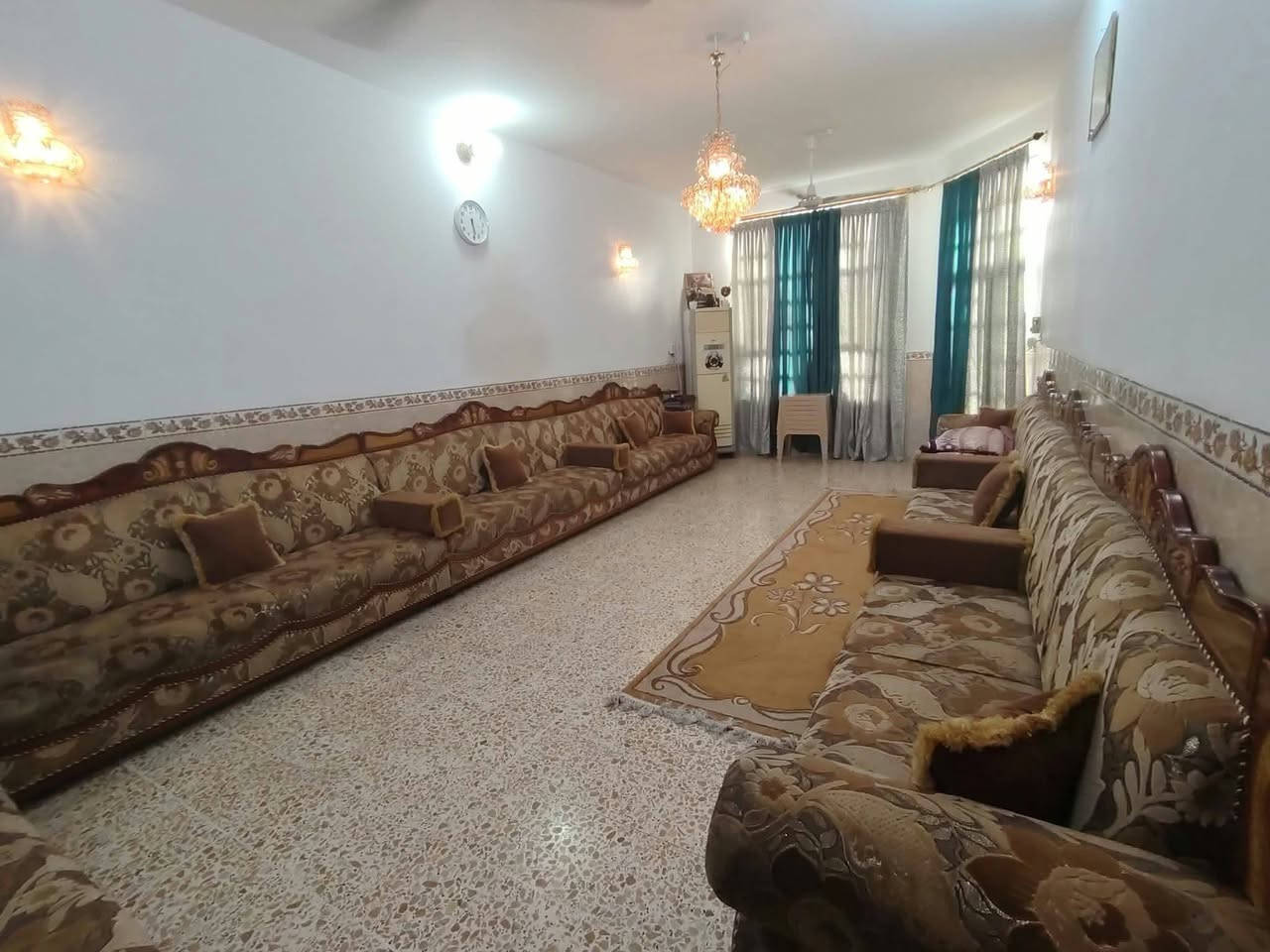 يالله بيت طبقين مساحه 300 م بالطهمازيه طابو صرف بسم شخص واحد يبعد عن الشارع 70م
خدمات كامله مي  مجاري تبليط باب البيت  منطقه سكنيه
للسفسار ***********.  *********** 
يتكون من.
بي 4 غرف  نوم
بي 4 مجمعات صحيه 
مطبخ 5×5 
استقبال 4×10
غرف 5+5 
هول 5×10
