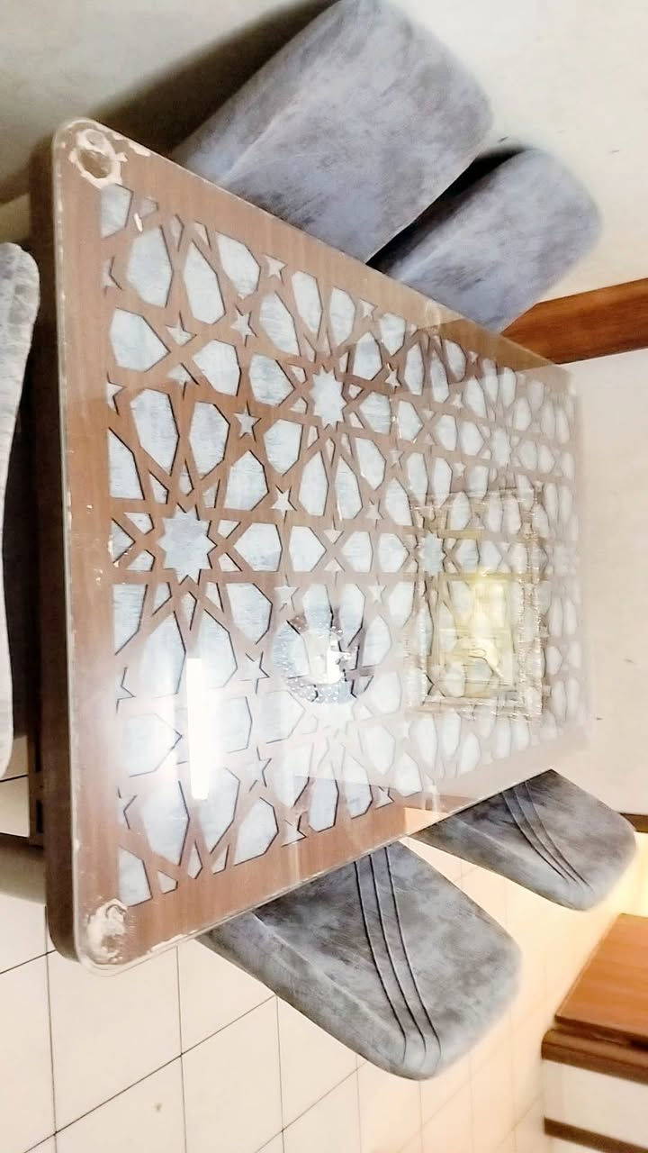 سلام عليكم يوجد للبيع ميز طعام جديده ونضيفه كراسي 5 رقم الهاتف  *********** سعره 150 بي مجال  بسيط
