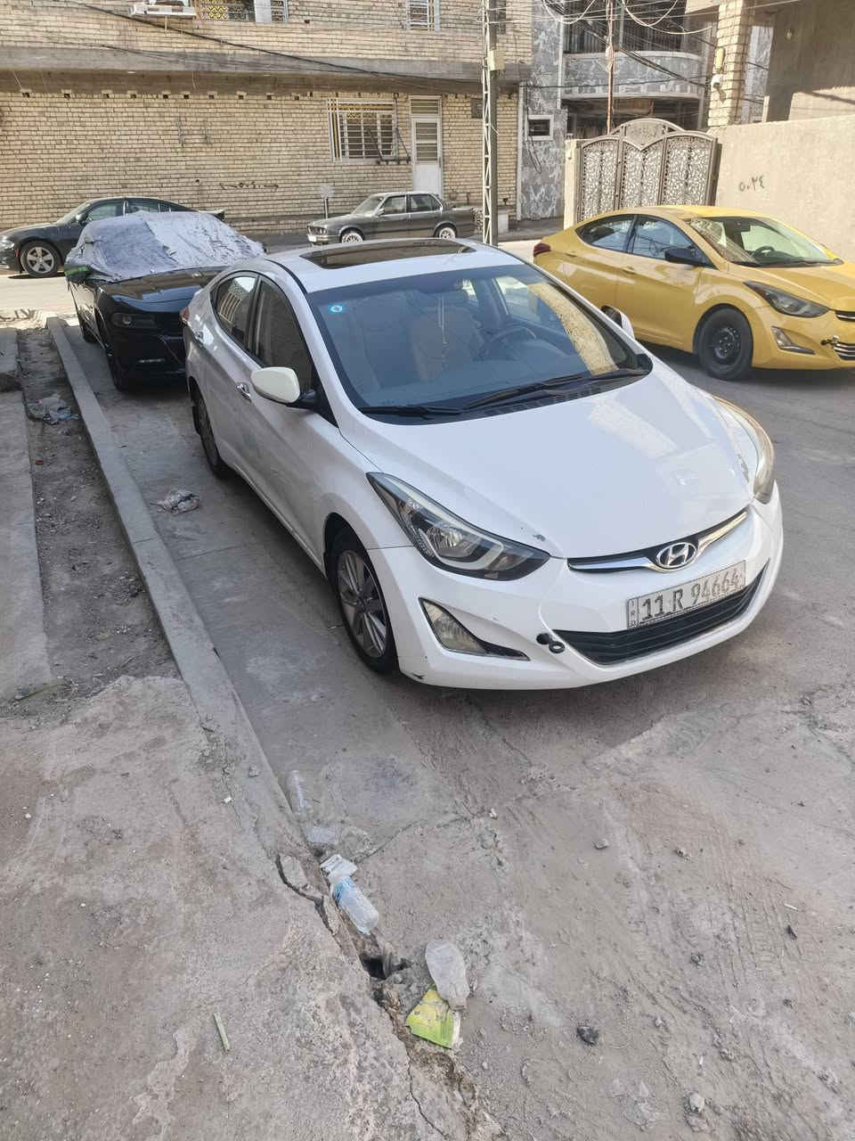 السلام عليكم  الانترا 2014 خليجي للبيع سيارة جاهزة ماليها نقص فتحة داخل بيجي سونارها مرفق السعر 98 وبيها مجال الاتصال ***********
