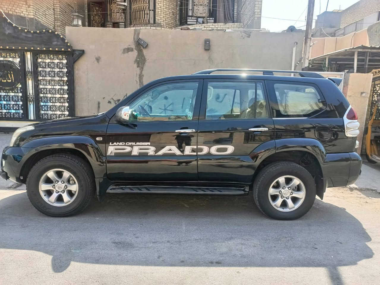 سلام عليكم للبيع تيوته برادو موديل 8 رقم بغداد نكليزي بسمي ..سياره فول كويتي vx  سياره مكفوله من ضربه والكص 
والصبغ عده جاملغ امامي  بدون دواخل ..    فول 6 سلندر  
مكاني بغداد                    الرقم  ***********
