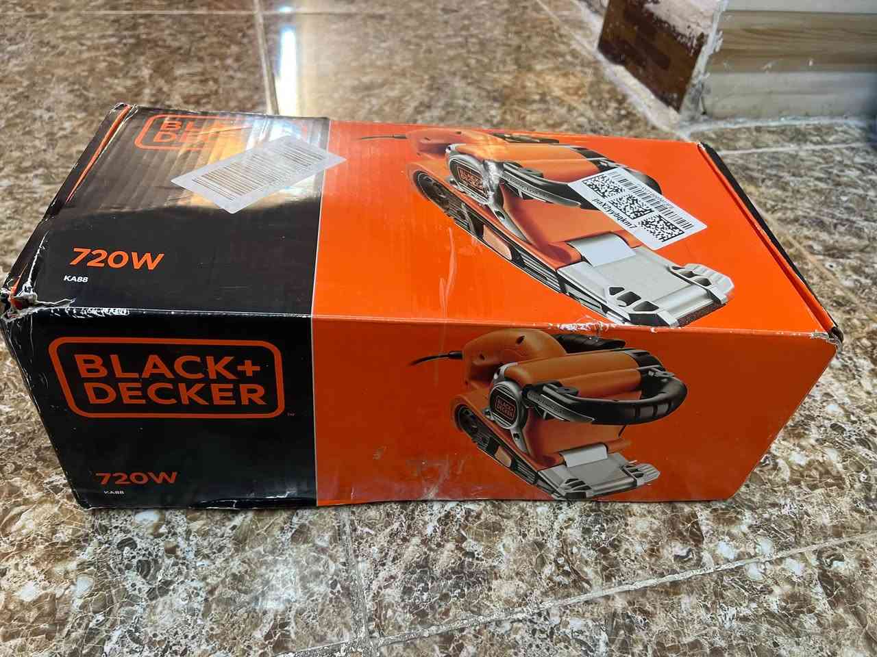 للبيع: ماكينة سنفرة شريطية خشب من BLACK+DECKER (أصلية) 🛠️✨
تعديل وتنعيم الأسطح الخشبية صار أسهل وأسرع مع ماكينة السنفرة الاحترافية من شركة بلاك أند ديكر (موديل KA88).
المواصفات والفيوز:
 القوة: محرك قوي بقدرة 720 واط لإنجاز المهام الثقيلة بسرعة عالية.
 التصميم: مقبض أمامي مريح بعدة وضعيات لتسهيل التحكم أثناء العمل.
 الوصول للحواف: غطاء أمامي قابل للتعديل يخليك توصل وتسنفر قريب جداً من الحواف والجدران بدون ما تجرحها.
 الاستخدامات: مثالية لتنعيم الأبواب، الطاولات، الأرضيات الخشبية، وإزالة الطلاء القديم بسهولة.
 نظام الشد: تغيير شريط السنفرة وسلس وبسيط بدون تعقيد.

📌 الملحقات: الكارتون والأوراق الأصلية متوفرة.
💰 السعر المطلوب: [100 الف] وبي مجال للشراي
📍 الموقع: [كركوك]
📞 للتواصل والفسار: [*********** أو تواصل عبر الخاص]
