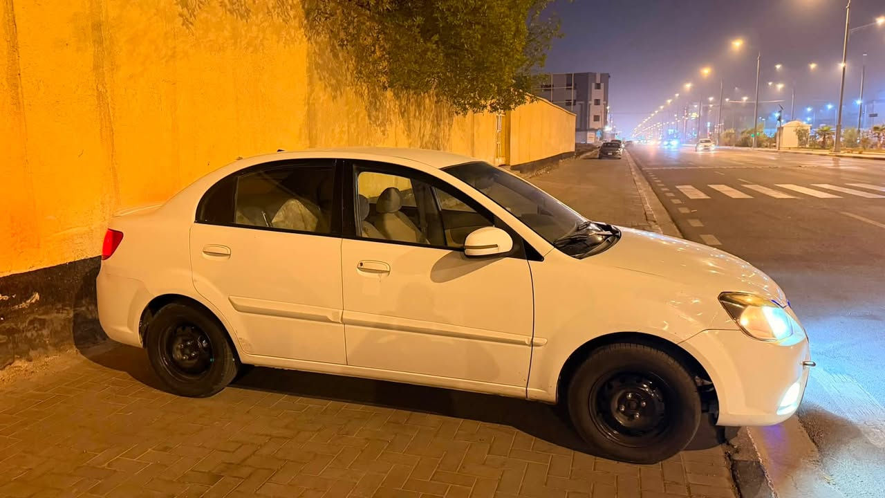 السلام عليكم 
كيا ريو ٢٠١٢ 
بيها بنيد وجاملغ وشبر بالباب خلف السكن
السيارة كاملة كير محرك جديد حدادة عامة جديدة 
رقم بصرة حرة باسمنا 
رايديها ب٨٠ وبيها مجال للشراي
مكاني البصرة / الحكيمية 
السيارة نظيفة كلش تجي وتكلب وتفحص 
متواجد فقط واتساب ***********
