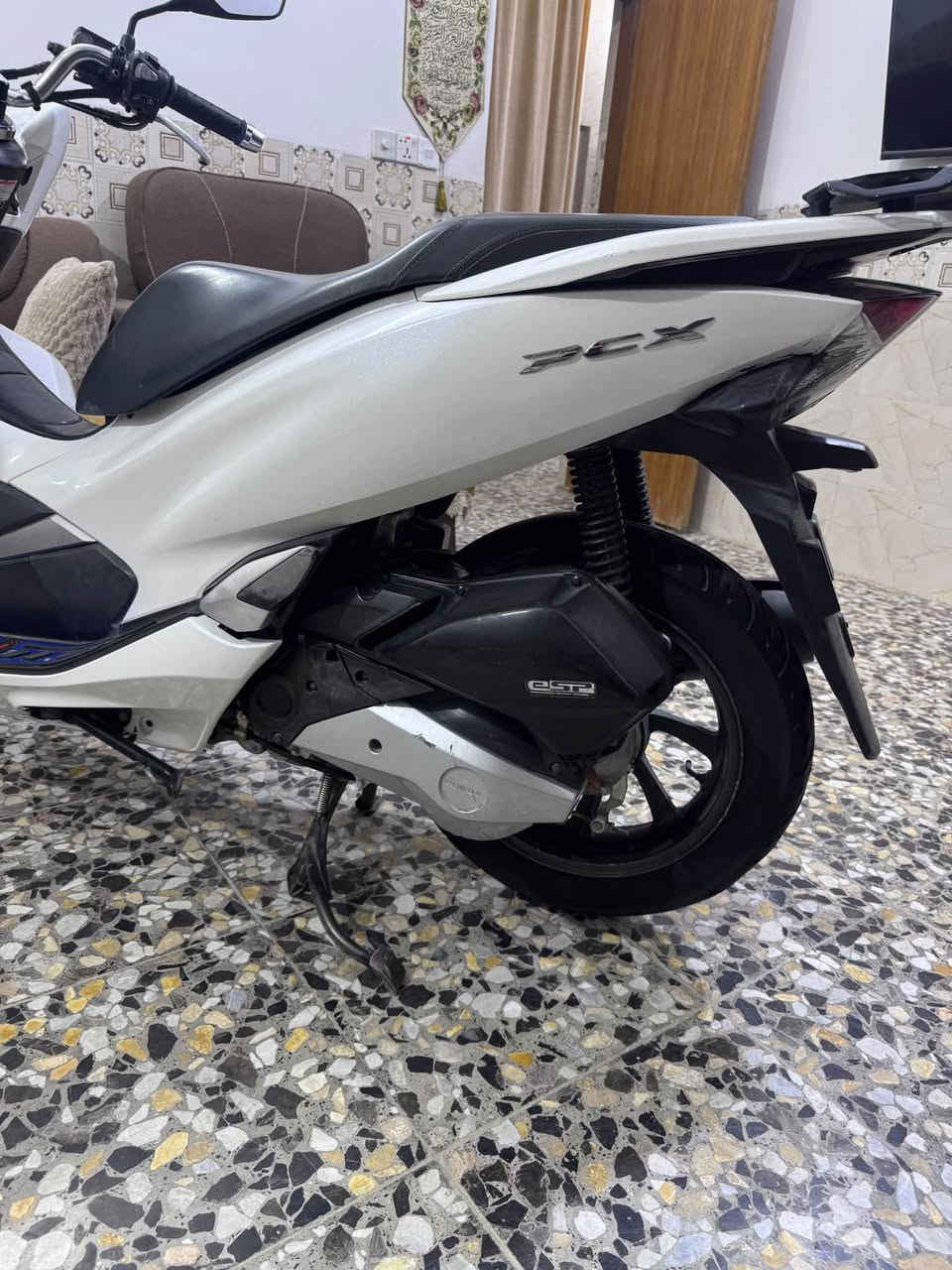 سلام عليكم PCX جيل الثالث ياباني
 نازله من المعرض قبل 4 اشهر 
الدراجه بحاله الوكاله وياها منفيسهة وكتلوكاتهة
ماشيه 28k✅
حساس ازدحام✅
حساس ستان ✅
الدراجه كفاله من التاير للتاير اي نقص مابيه  
وشرط الضمان ✅
السعر 18ونص
مكاني الامين الثانيه شراي اتصل*********** 📞
