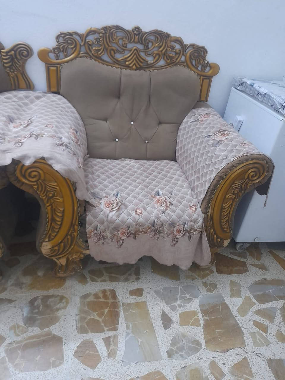 تخم للبيع  12 مقعد مستعجلين ع بيعته 
ب140وبيه مجال 
رقم*********** 
كولشي ما بيه فقط من جوه من كثرة المسح بيه هذا الضرر شوفه بالصورة

