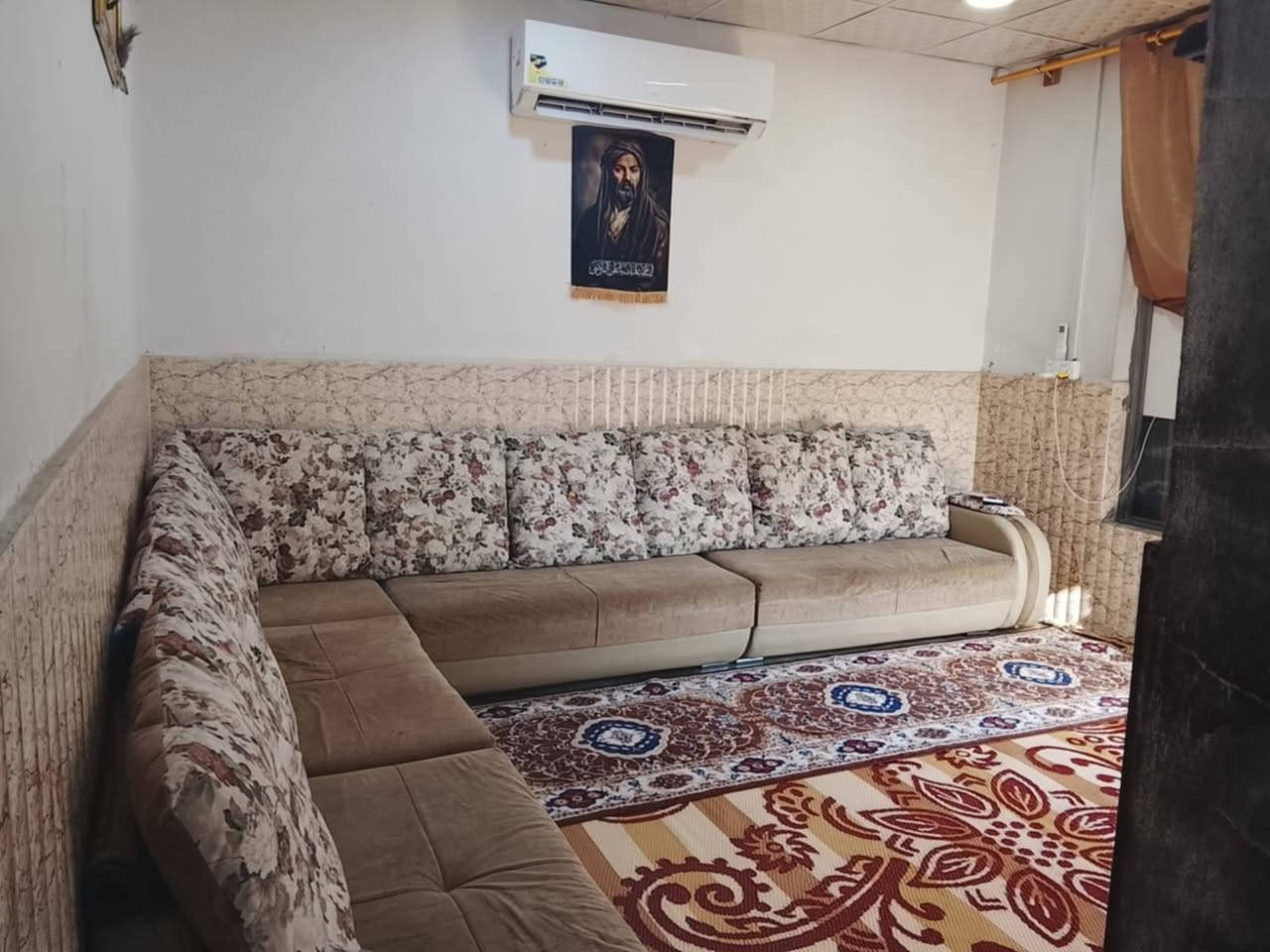بيت تجاوز للبيع في حي العامل خلف الدفاع المدني مساحة 100 يحتوي على صالة وغرفة نوم ومطبخ وصحيات السعر 22 وبي مجال ***********
