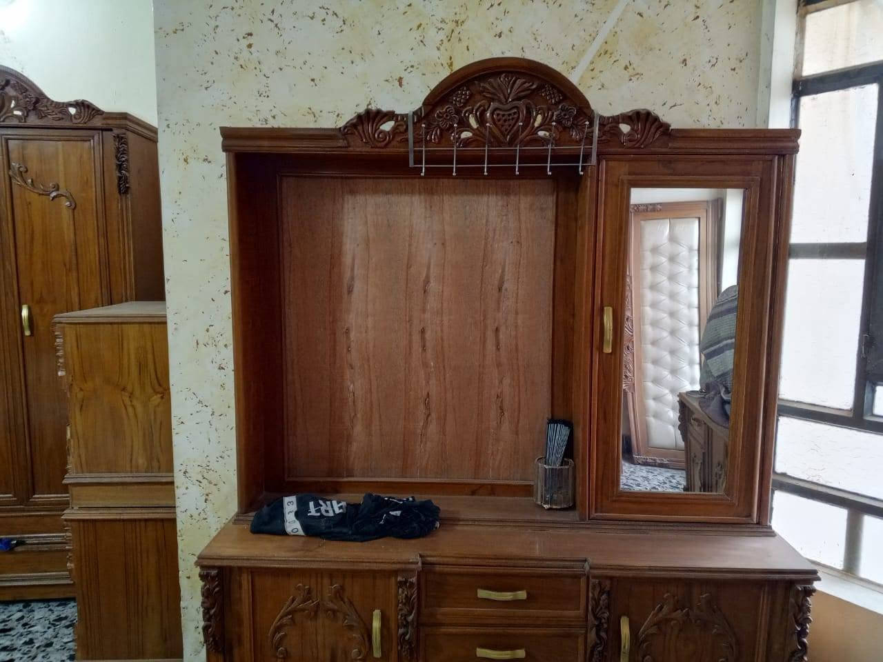 سلام عليكم غرفة صاج عراقي و زان مصري 7 قطع ثقيل نقص جامة ميز تواليت الغرفة نضيفة كلش المكان بغداد الحرية حي السلام  السعر مليون و ربع و بيها مجال يرضيك ويرضينه الاتصال *********** متوفر واتساب

