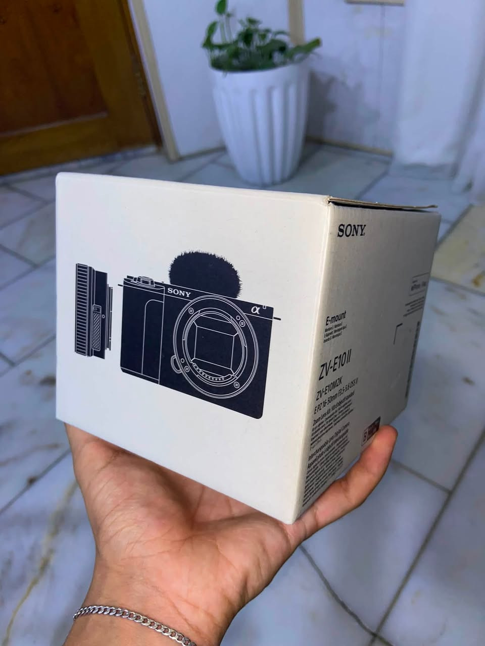 كامرة سوني ZV-E10 ll احدث اصدار من سوني نضافة 100/100 استخدام جداً قليل وياها بطارية إضافية ورون ماركة Weebill 3E مانع للاهتزاز بثلاثة محاور مكاني بغداد مدينة الصدر قرب ساحة مضفر ***********
