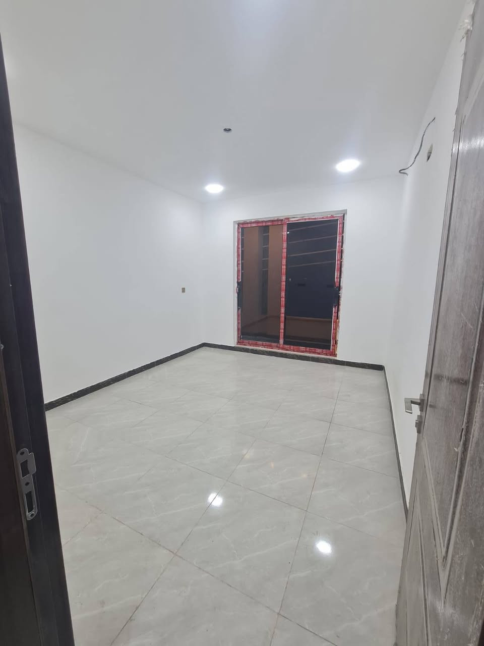للايجار
👈👈زيرو تحفه👍👍

للإيجار 👈شرط للموظفين 👉
شبابيك المنيوم سلايت 
أبواب صاج تركي
 
غرفتين واسعه  ٤.٥ متر
مطبخ كبير ٦ متر
استقبال واسعه ٤.٥ متر
بيتونه كبيره 
بواري سبلت تقطير و ستلايت دفن
٥٠ متر 
الدوره هور رجب خلف أفران الزيتون 
٥ دقايق عن الطابقين 
تبليط ماء كهرباء نت لباب البيت 

للحجز والاستفسار على رقم 

الواتس اب ***********
