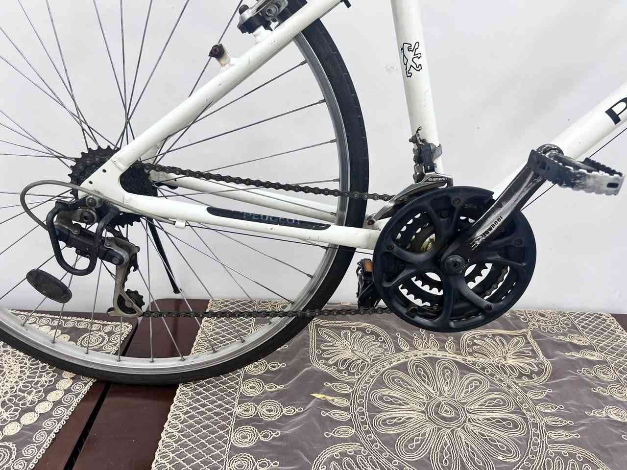 للبيع دراجة هوائية ​الماركة: بيجو (Peugeot).  
​الفئة: دراجة هجين / للمدينة (Hybrid / Fitness Bike). تدمج بين خفة دراجات الطريق ومقود وجلسة الدراجات الرياضية المريحة.
​2. الحجم والقياسات (Size):
​حجم الإطارات (العجلات): 28 إنش (قياس 700c القياسي للدراجات الهجين والتورنج) مع إطارات رفيعة مخصصة للشوارع والمشي السريع.
​حجم الهيكل (Frame Size): هيكل متوسط (Medium)، يناسب غالباً أطوال القامة بين 165 سم إلى 178 سم.
​3. المواصفات الفنية (Specifications):
​مادة الهيكل: ألمنيوم (Aluminium) خفيف الوزن ومقاوم للصدأ، مع وجود لحامات واضحة ومتقنة عند الوصلات.  
​نظام السرعات (الناقل):
​مبدلات سرعة وشغالات من شركة Shimano اليابانية.  
​تحتوي على 3 أقراص أمامية (دشالي) و6 إلى 7 تروس خلفية، مما يعطي 18 إلى 21 سرعة مختلفة للتنقل بين المرتفعات والسرعة على الطرق المستوية.
السعر 140وبي مجال للشراي مكاني بغداد تلفون ***********
