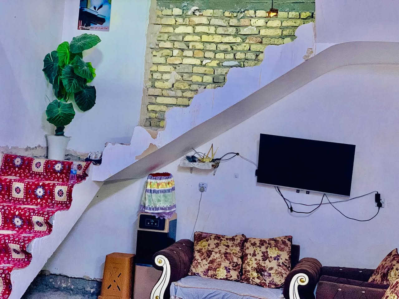سلام عليكم بيت البيع مساحه 200 م طابقين
غراف نوم 4 
ستقبال 
صاله 2 
مبطخ حار وبارد
حمامات 4 
مناور2
خدمات كامله
تبليط مجاري ماي حلو وخابط 
عنونان حيطارق شارع القديم 
ستفسار ***********

