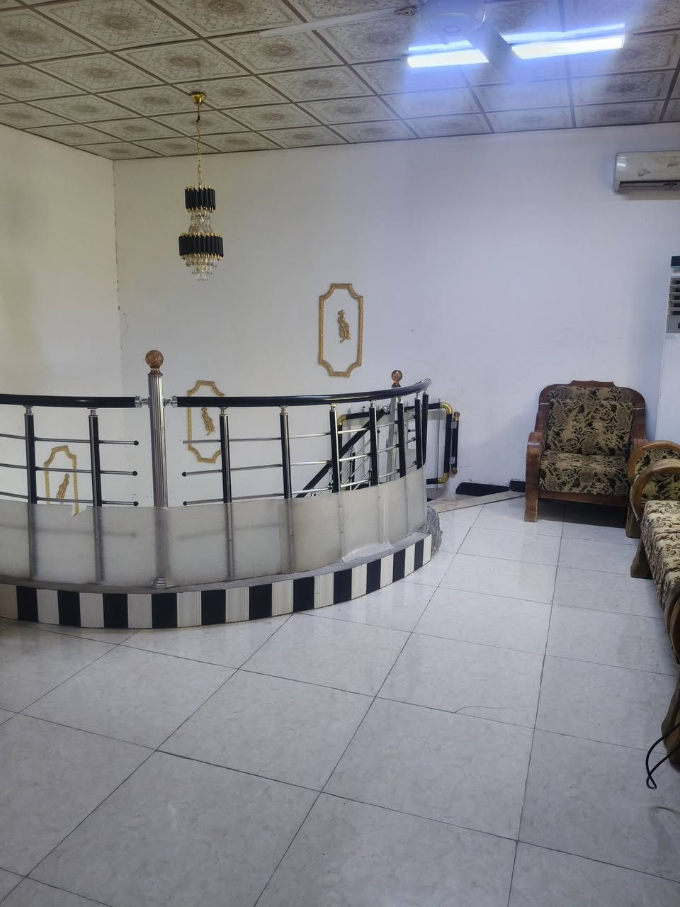 بيت للبيع ابو الخصيب قرب حي العسكري المساحة 300 طابقين 5غرف مطبخ صحيات طابق الاول والثاني كراج 8/5 ديوانية وصالة ودرج مدور. ماي كهرباء تبليط شارع 15متر طابو زراعي السعر 125. هاتف ***********

