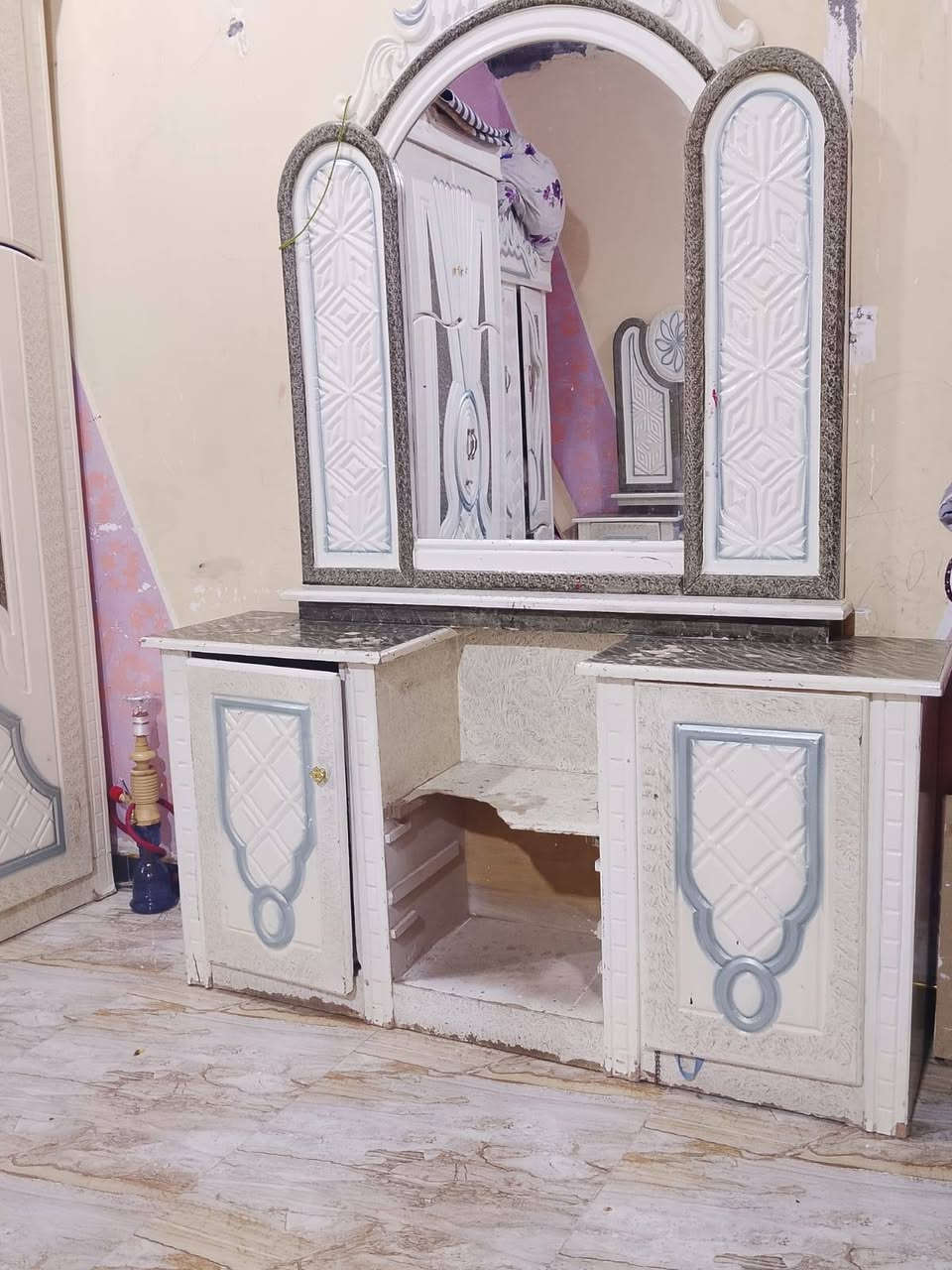 سلام عليكم
غرفة نوم للبيع لون ابيض  خشب

مستعجل على البيع 

مع الدوشك ضغط عالي اصلي

تصل ***********
