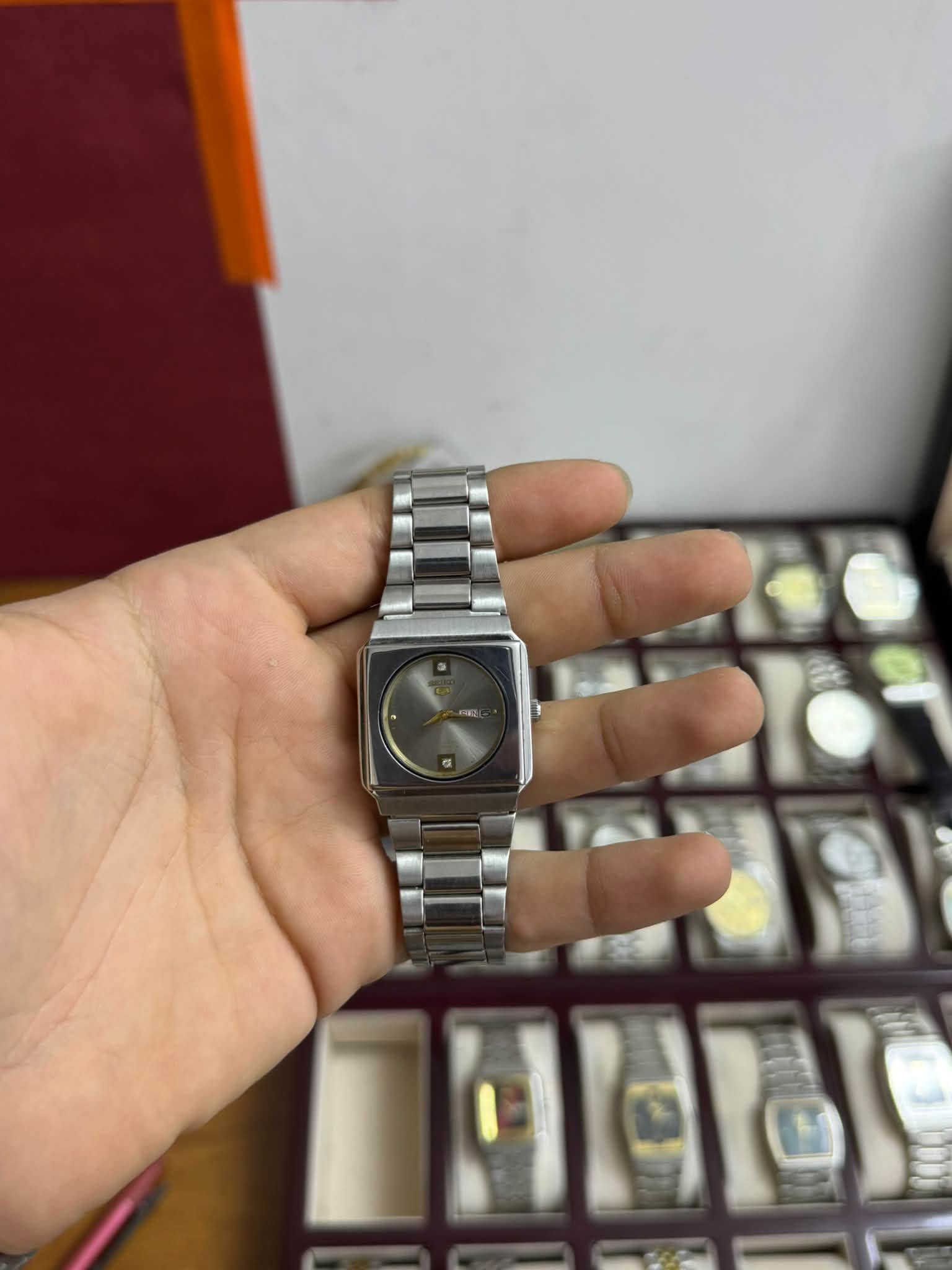 مجموعه ساعات
كل قطعه وسعرها دزلي صوره الساعه خاص يندزلك سعرها

للحجز والاستفسار يرجى مراسلتنا خاص او على الرقم الاتي
***********
