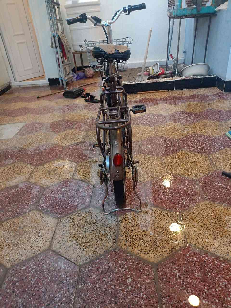 دراجه شحن للبيع نضافه فول بس 
محتاجه بطاريات بس مكانه نجف حي العسكري مدارس سعرها 150بيه مجال بسيط للاستفسار أكثر j***********
