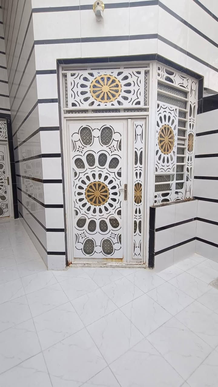 بيت للبيع  حي النصر شارع البانزين
خانة – طريق الجنة، عامود 66

المساحة: 100 متر  طابقين 

تفاصيل البيت:
 • الطابق الأول: استقبال، صالة، غرفة نوم، مطبخ مكشوف، حمام وتواليت داخل البيت، بالإضافة إلى تواليت في الطارمة.
 • الطابق الثاني: غرفة نوم، حمام وتواليت، صالة، وسطح.
 • الطابق الثالث: سطح فقط.

المواصفات:
 • يحتوي البيت على سخان ماء، تانكي 
ماء، وواير مولد. و بناء حدث 

السعر المطلوب  176م. ***********

