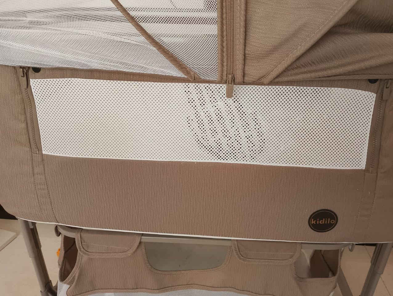سرير طفل ماركة كديلو 
هزاز كهربائي بيه اكثر من مستوى اهتزاز مع موسيقى 
جديد مستخدم شهر فقط 
يكفي لحد عمر سنة 
ينفتح على جانب سرير الام او يبقى مغلق حسب الاستخدام 

سعره 100 قفل الشراي يراسل خاص او الاتصال بل رقم ***********

