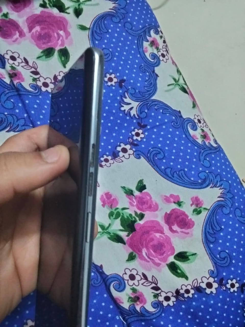 سلام عليكم
تكنو كامون 40 برو 5G صار 4 أشهر من مشتري 

ذاكرة : 256 

جهاز مكفول من كلشي ممبدل بي شي أبد 

بي بس زر رفع الصوت وخفض الصوت مشلوعات مثل ما موضح الكم 

سعرة : 300  وبي مجال 

رقمي : ***********
