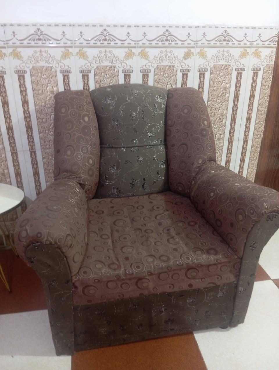 طخم قنفات للبيع مكون من اربع كراسي واحده كبيره ام ثلاثه يعني الطخم سبع نفرات السعر ١٣٠ رقم صاحب القنفات ***********
