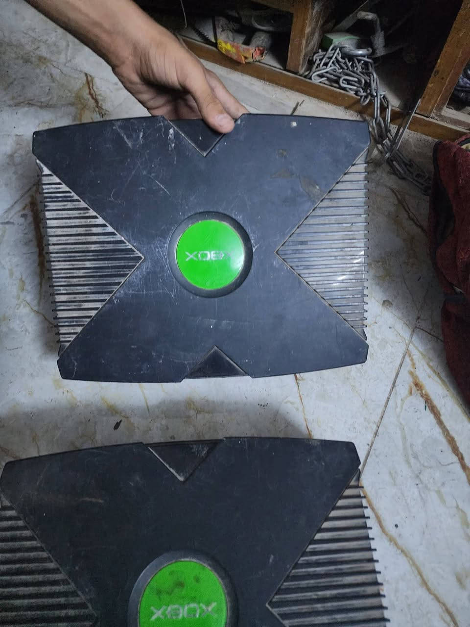 جهاز بلي أكس بوكس الأصلي (Original Xbox) عندي أثنين بدون يدات تحكم اثنينهم بدون ١٠٠ الف وبيهن مجال المكان بغداد الدوره
***********

